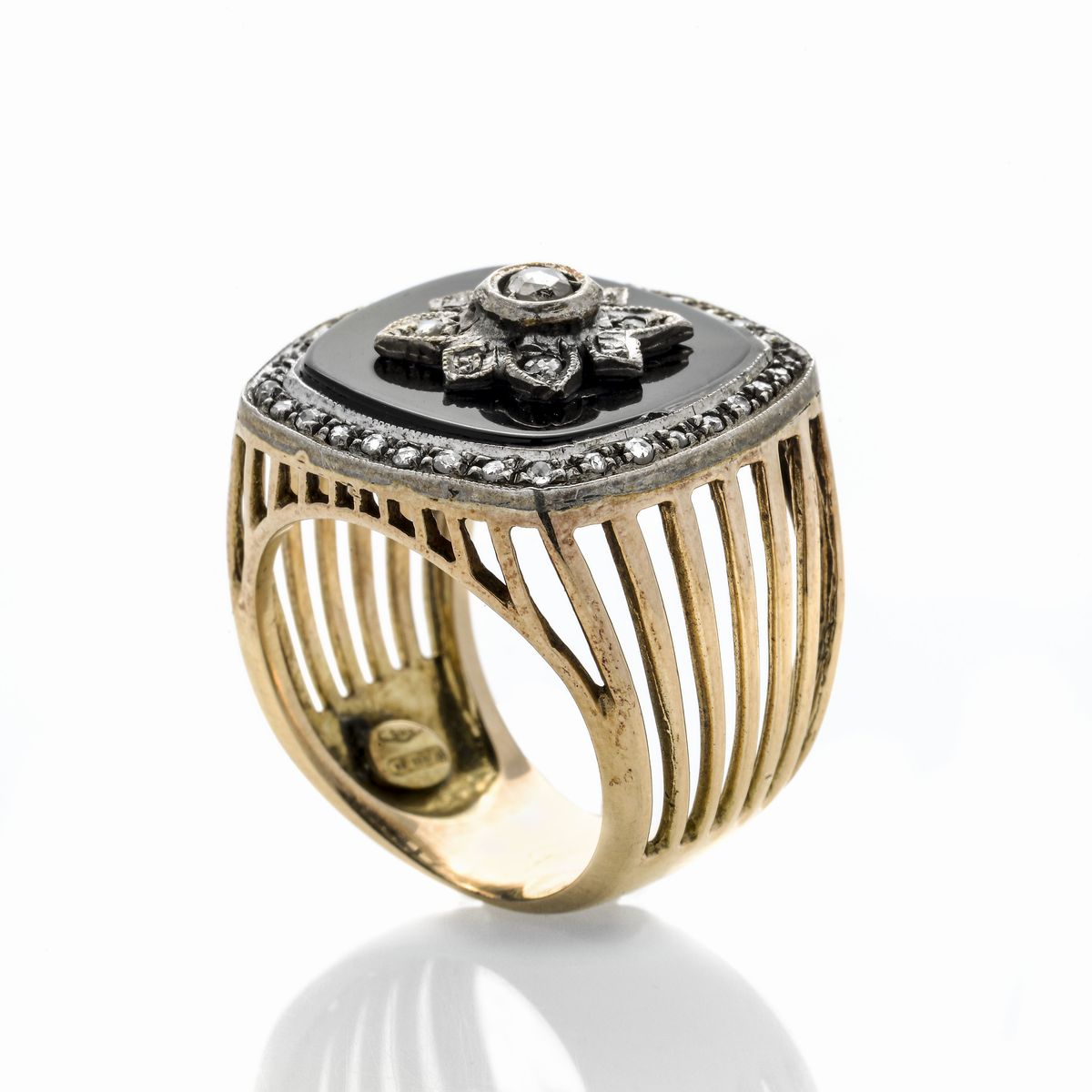 Anello a scudo in oro a basso titolo, argento, onice e diamanti