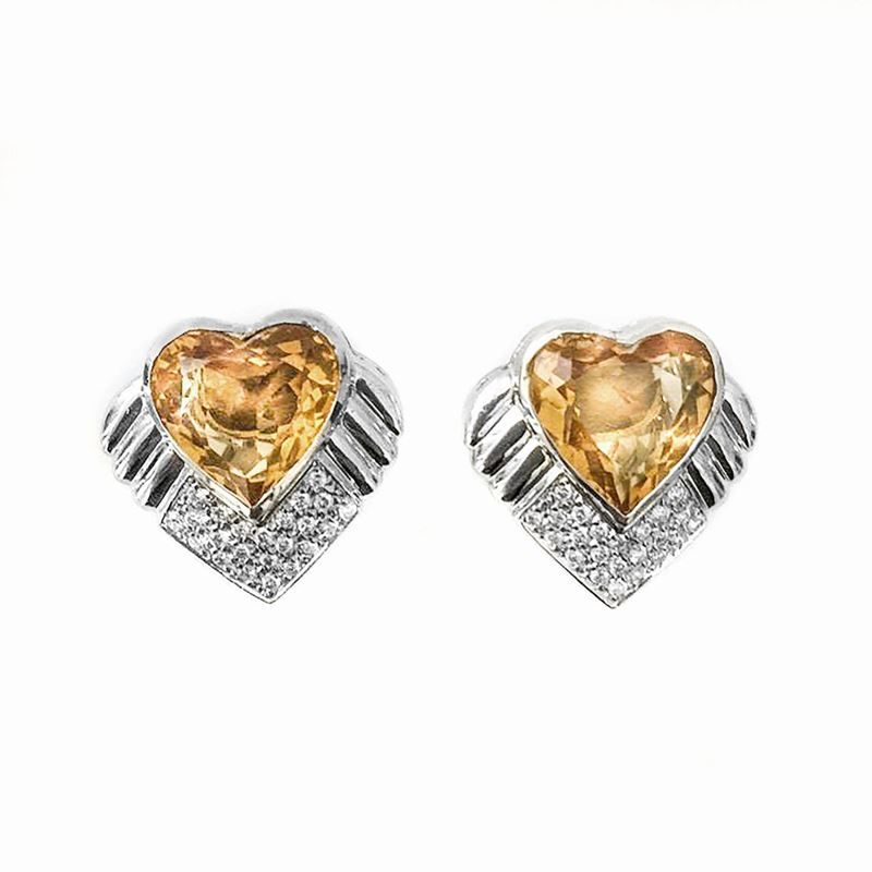 Paio di orecchini in oro bianco, diamanti e quarzo citrino