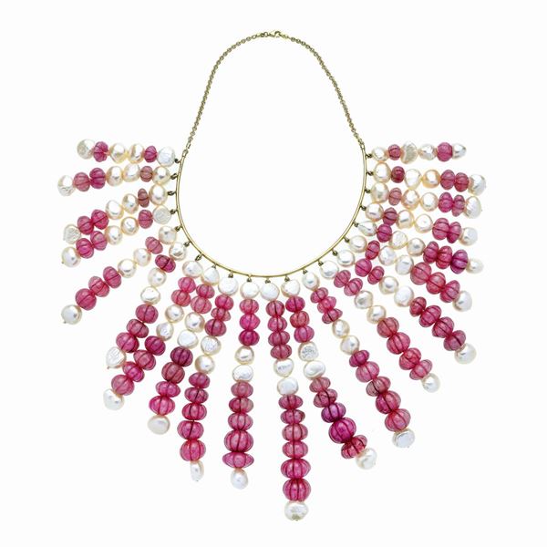 Important necklace in yellow gold, cultured pearls and ruby roots  - Auction Auction of Antique Jewelry, Modern and Watches - Curio - Casa d'aste in Firenze