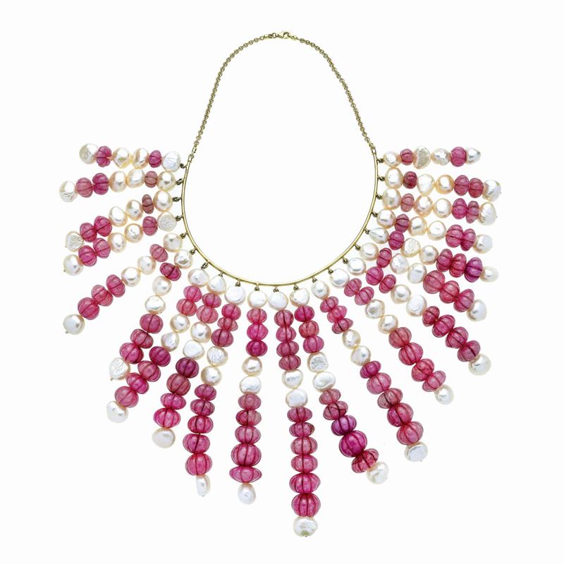 Importante collier in oro giallo, perle coltivate e radici di rubino