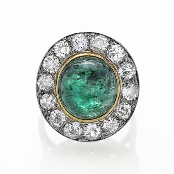 Anello in oro bianco, oro giallo, diamanti e smeraldo