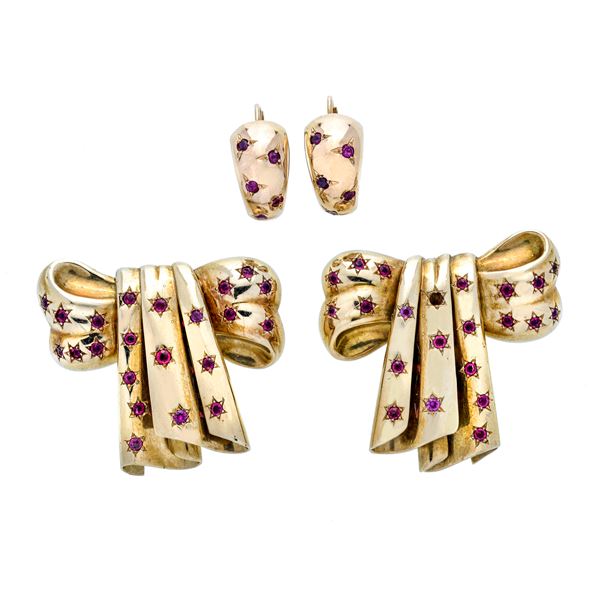 Pair of Bow brooches and pair of earrings in yellow gold and red stones