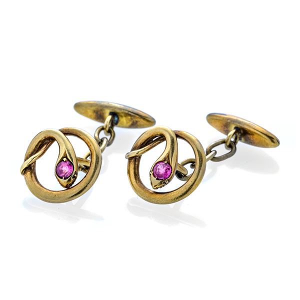 Pair of cufflinks in yellow gold and rubies