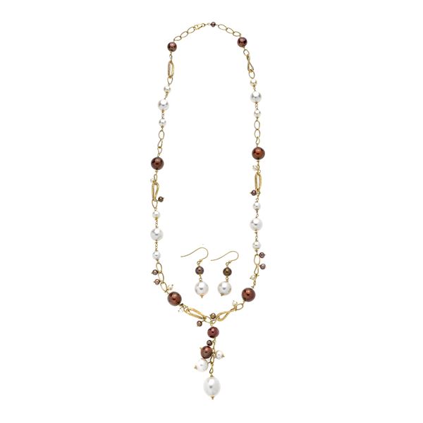 Long necklace and pair of earrings in yellow gold, cultured pearls and brown pearls