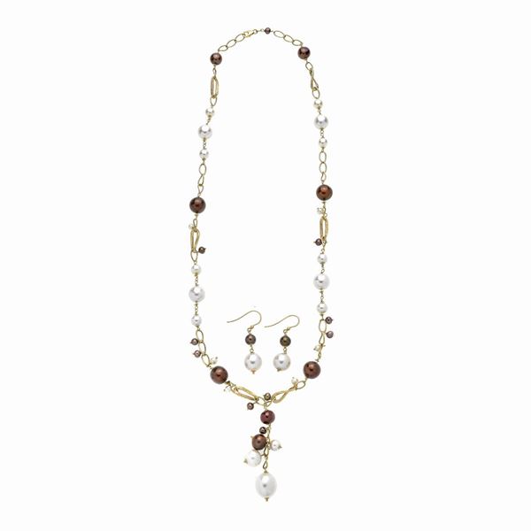Lunga collana e paio di orecchini in oro giallo, perle coltivate e perle brown  - Asta Asta di Gioielli Antichi, Moderni e Orologi - Curio - Casa d'aste in Firenze