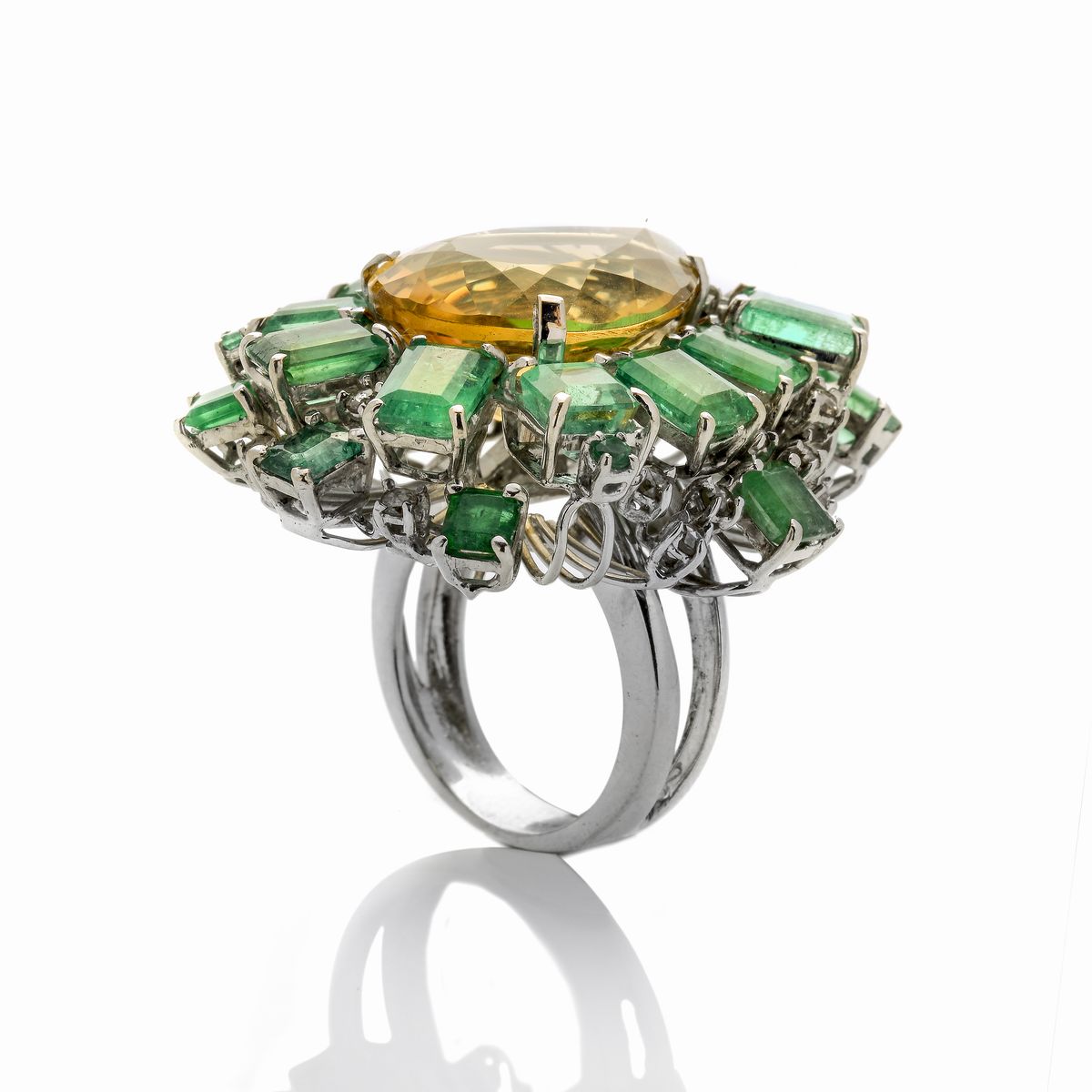 Grande anello in oro giallo, smeraldi e quarzo giallo