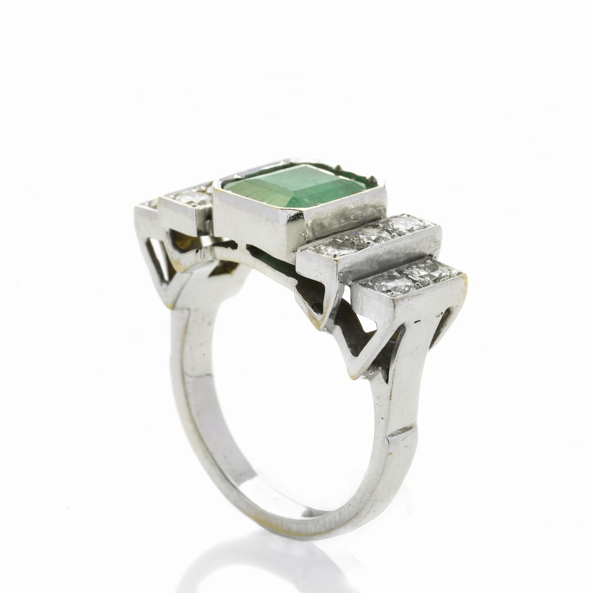 Anello a ponte in oro bianco, diamanti e smeraldo