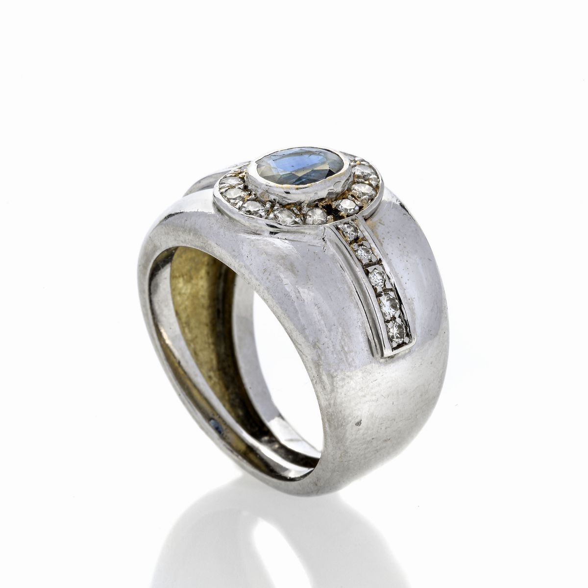 Anello a fascia in oro bianco 18 kt, diamanti e zaffiro