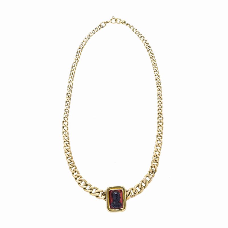 Collana in oro giallo e cammeo in corniola