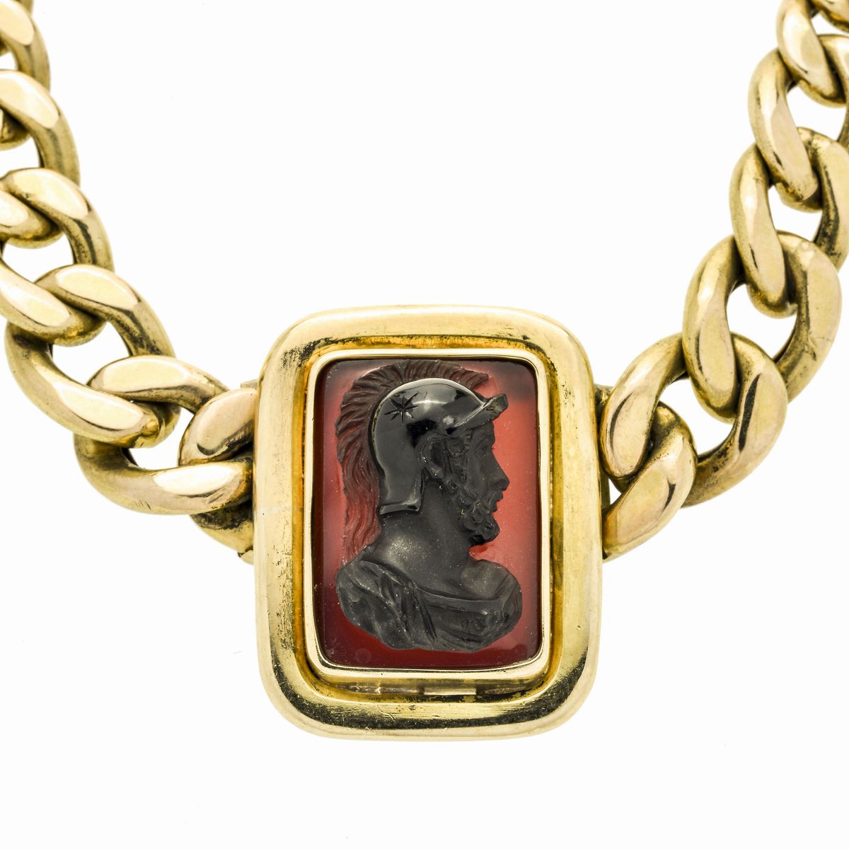 Collana in oro giallo e cammeo in corniola