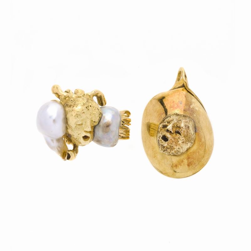 Pendente e anello in oro giallo e perle scaramazze
