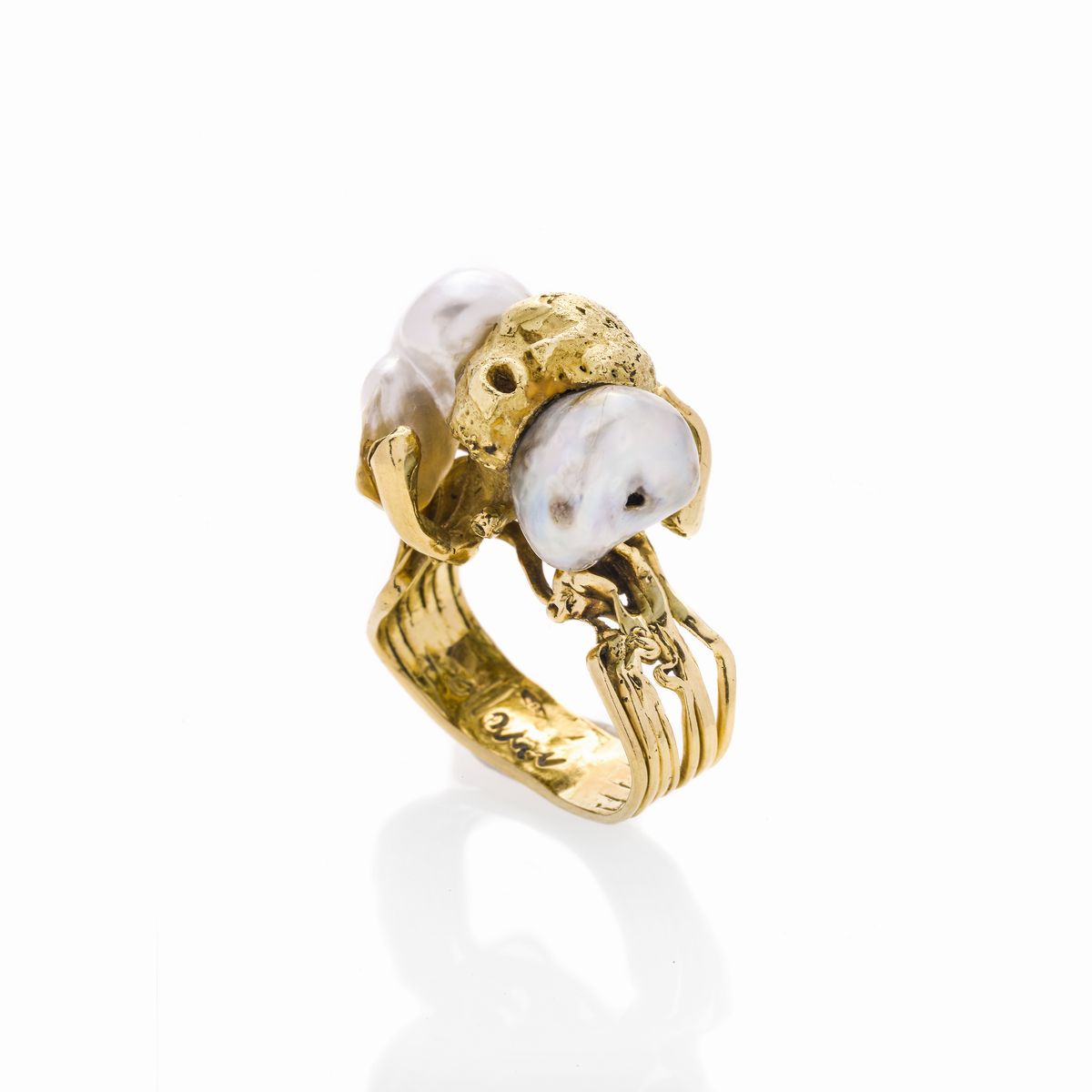 Pendente e anello in oro giallo e perle scaramazze