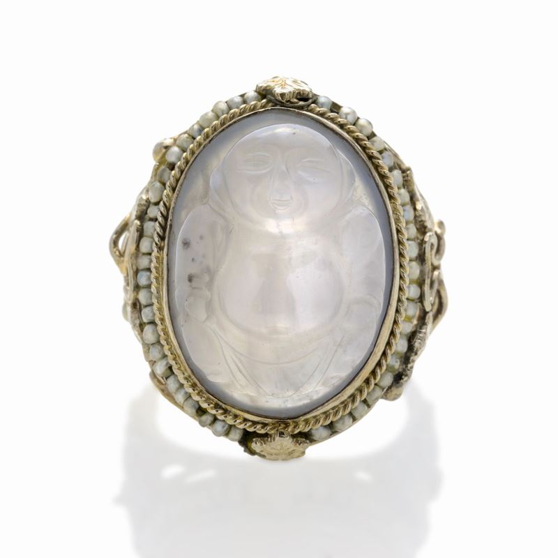 Anello in platino, oro bianco, microperle e calcedonio
