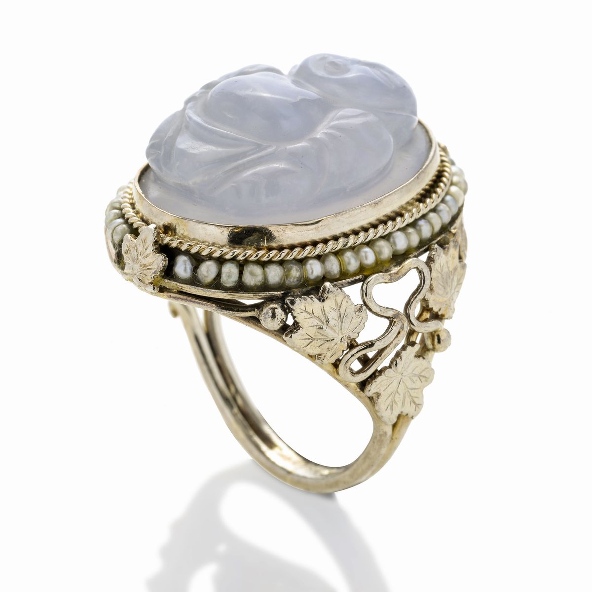 Anello in platino, oro bianco, microperle e calcedonio