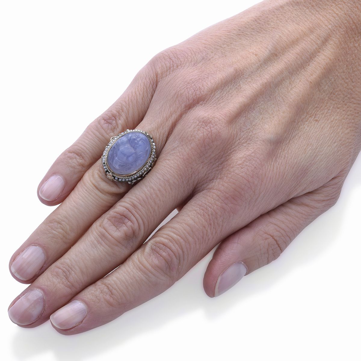 Anello in platino, oro bianco, microperle e calcedonio