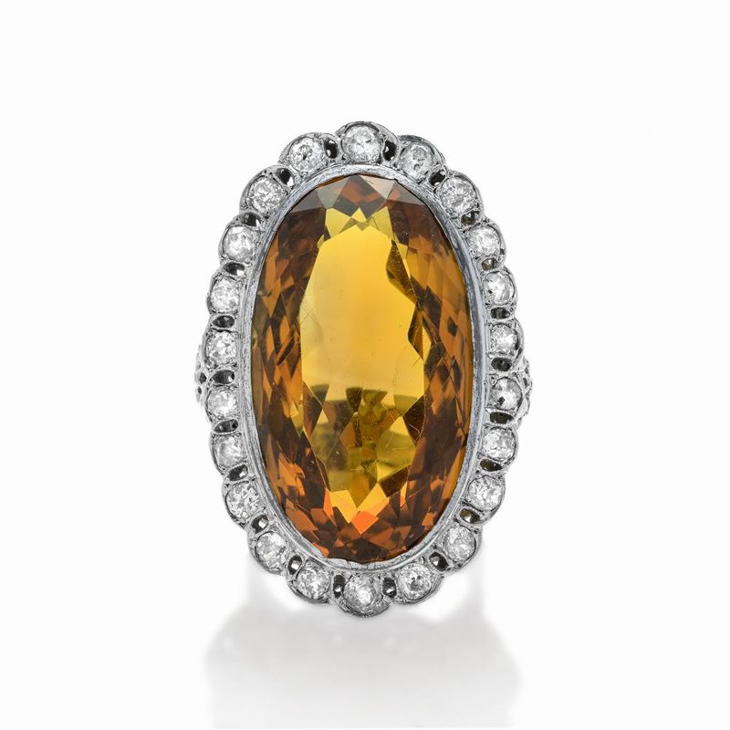 Grande anello in oro bianco, diamanti e quarzo citrino