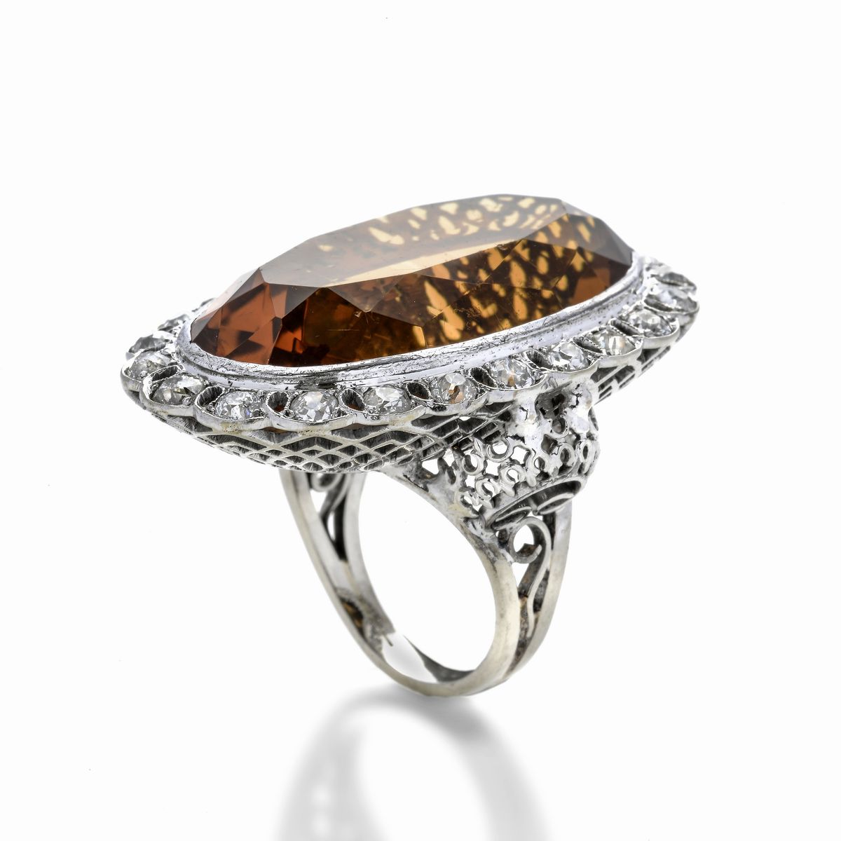 Grande anello in oro bianco, diamanti e quarzo citrino