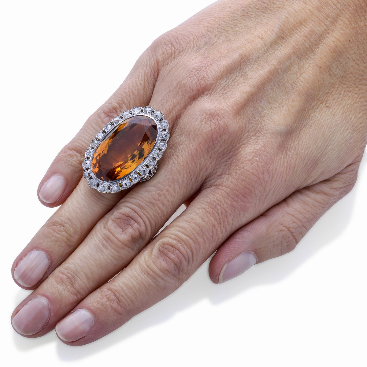 Grande anello in oro bianco, diamanti e quarzo citrino