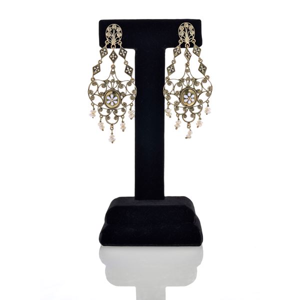 Pair of low-titer gold pendant earrings, white enamel and micro-pearls