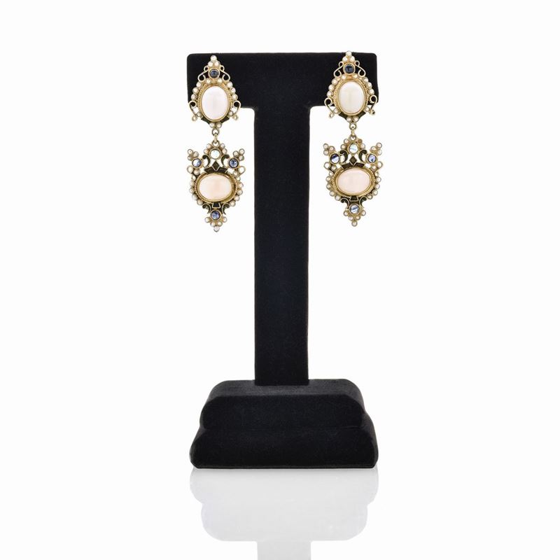 Paio di orecchini in oro giallo, zaffiri, microperle e corallo rosa