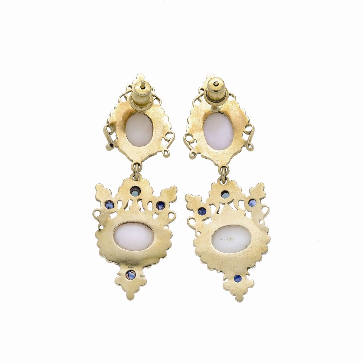 Paio di orecchini in oro giallo, zaffiri, microperle e corallo rosa