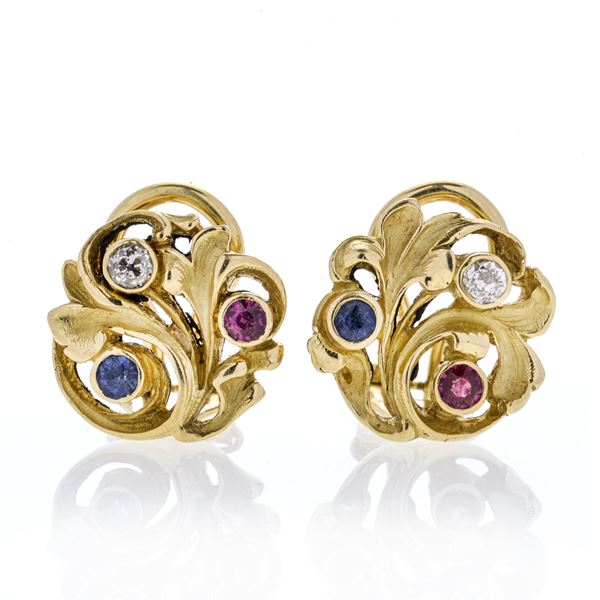 Pair of earrings in yellow gold, diamonds, sapphires and rubies