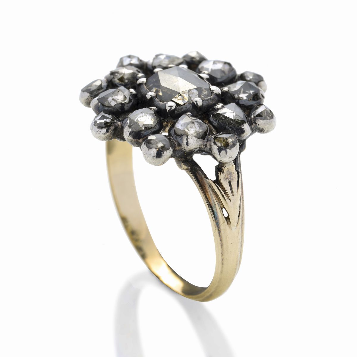 Anello in oro a basso titolo, argento e diamanti