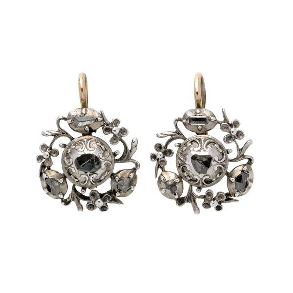 Pair of low-titer gold and diamond leverback earrings