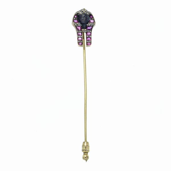 Faraone tie pin in low title gold, diamonds and rubies