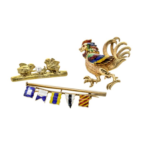 Two tie pins and a pin in yellow gold, 9 kt gold and colored enamels