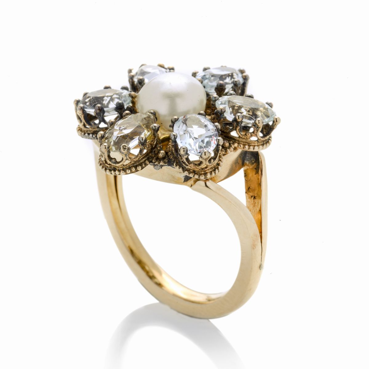 Anello a margherita in oro giallo, acquamarina, topazio e perla mabè