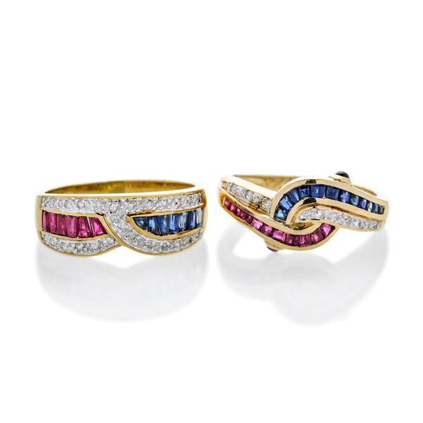 Due anelli in oro giallo, diamanti, zaffiri e rubini