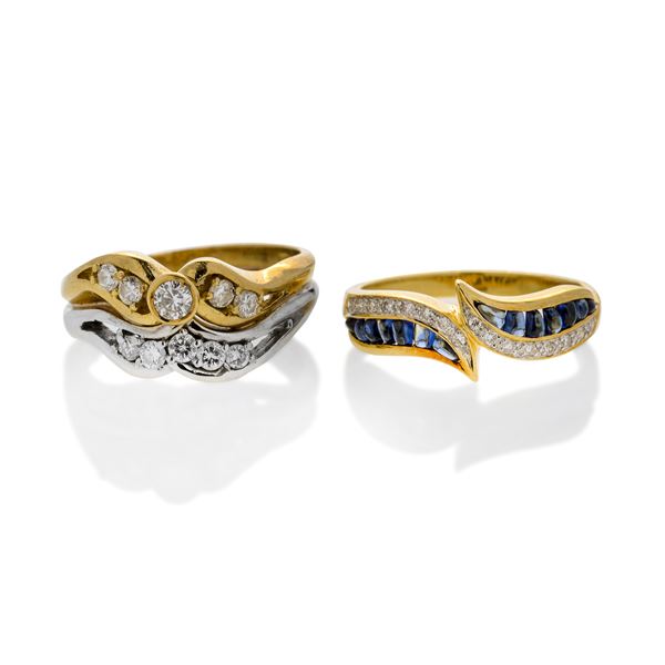 Due anelli in oro giallo, diamanti e zaffiri