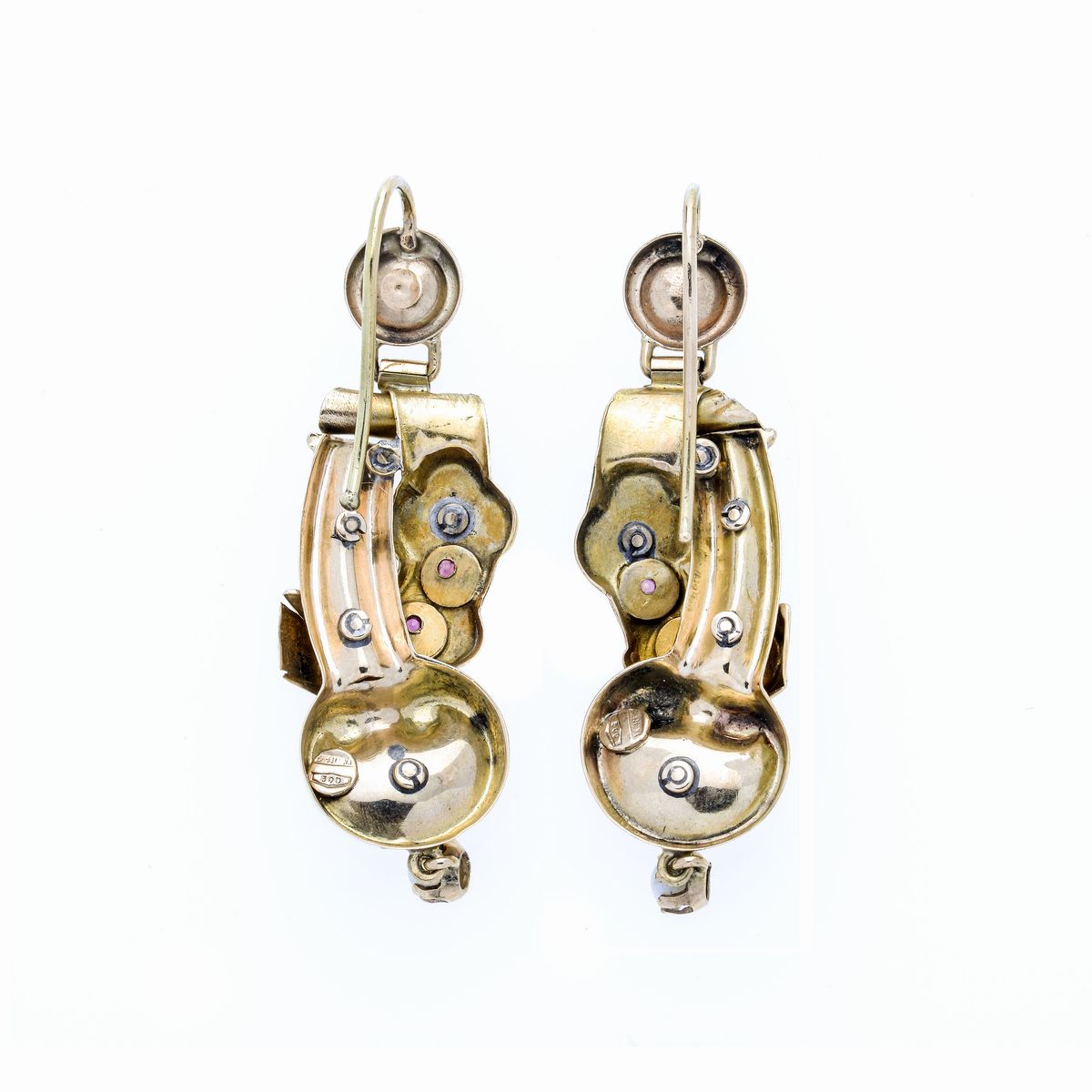 Paio di orecchini in argento dorato, microperle e pietre rosse