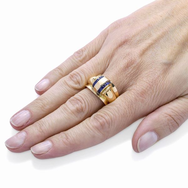 Large ring in yellow gold and sapphires