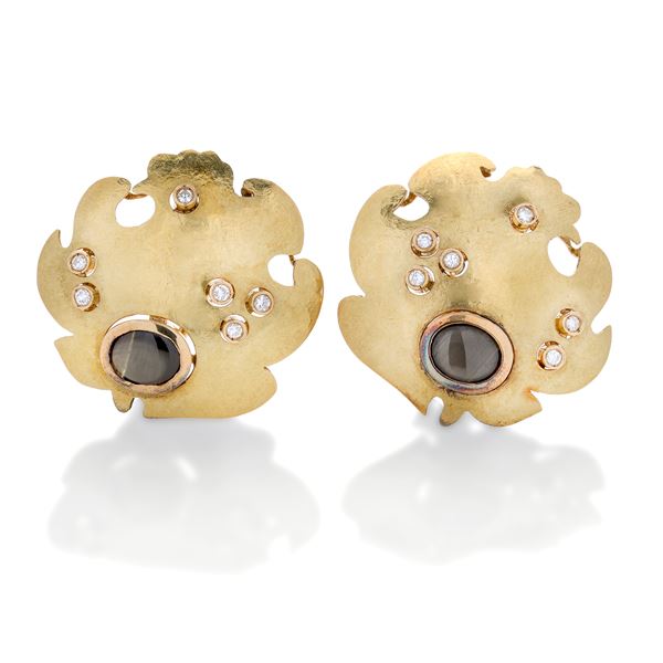 Pair of large earrings in yellow gold, diamonds and tiger's eye