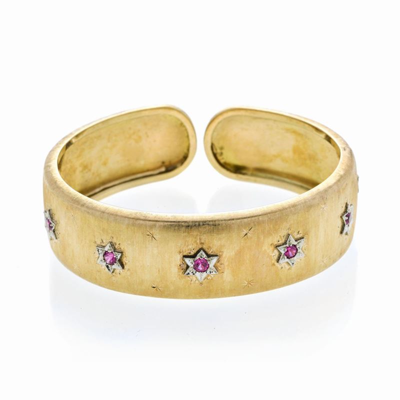 Bracciale rigido in oro giallo, oro bianco e pietre rosse
