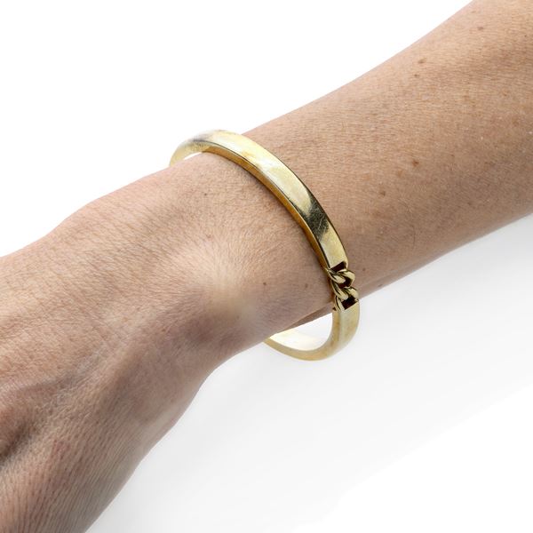 Semi-rigid bracelet in yellow gold