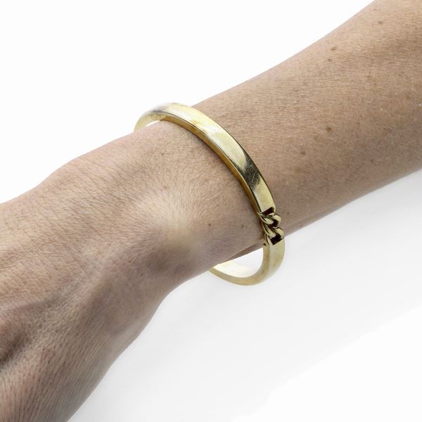 Semi-rigid bracelet in yellow gold