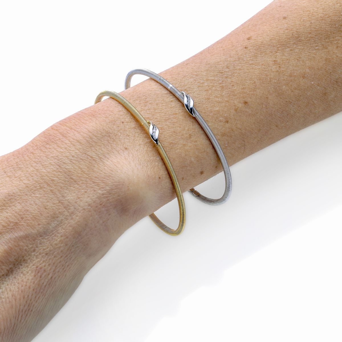 Coppia di Bracciali Rigidi in Oro Giallo, Oro Bianco e Diamanti