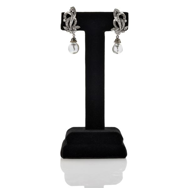 Pair of pendant earrings in white gold, diamonds and scaramazze pearl