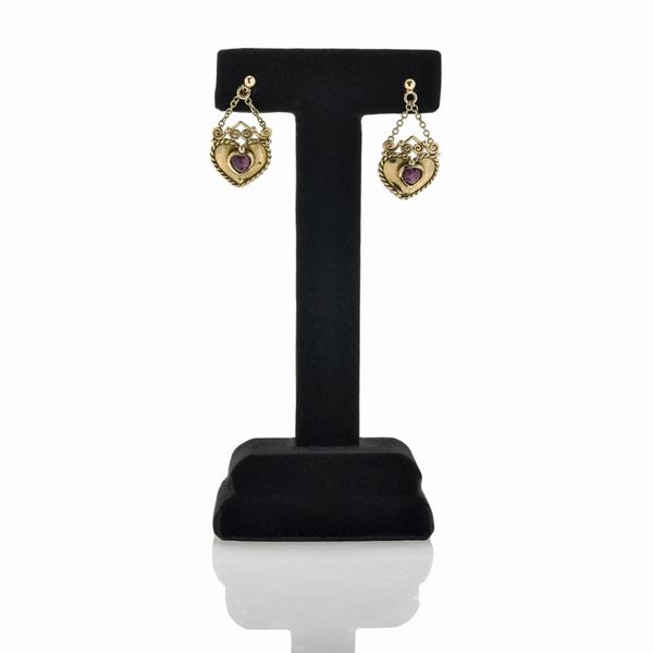 Pair of pendant earrings in yellow gold and rubies