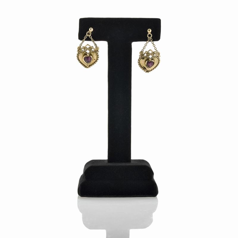 Paio di orecchini pendenti in oro giallo e rubini