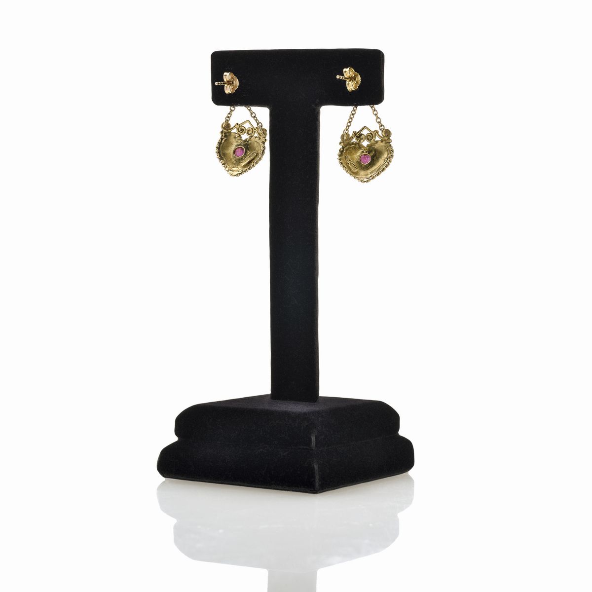 Paio di orecchini pendenti in oro giallo e rubini