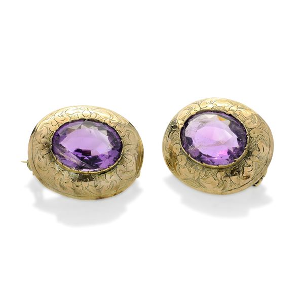 Pair of brooches in yellow gold and amethyst
