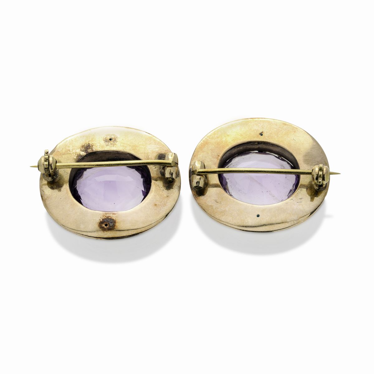 Coppia di spille in oro giallo e ametista