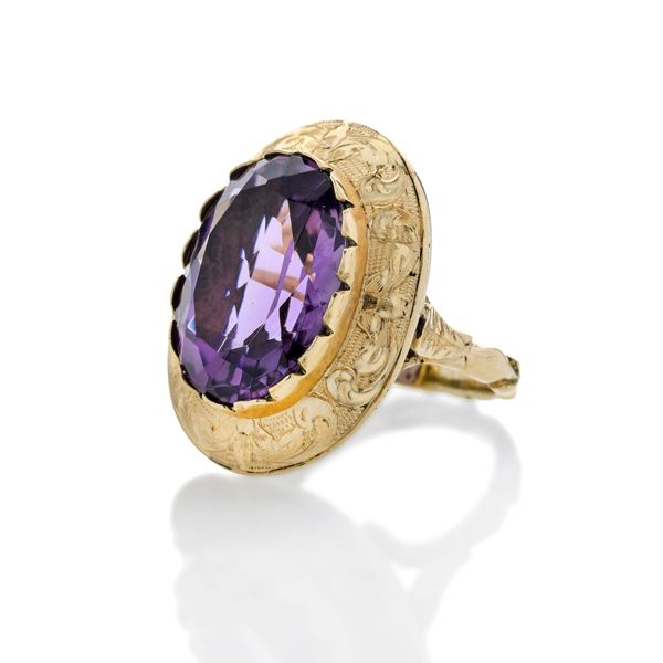 Large ring in yellow gold and amethyst