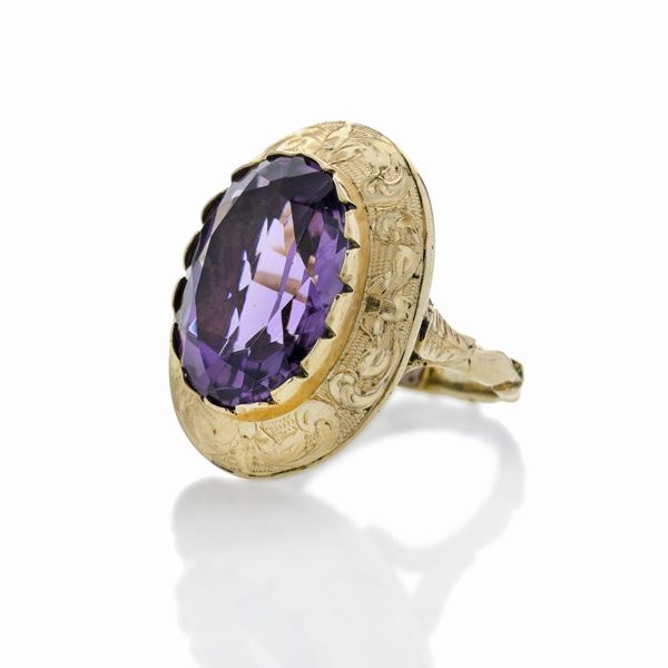 Large ring in yellow gold and amethyst