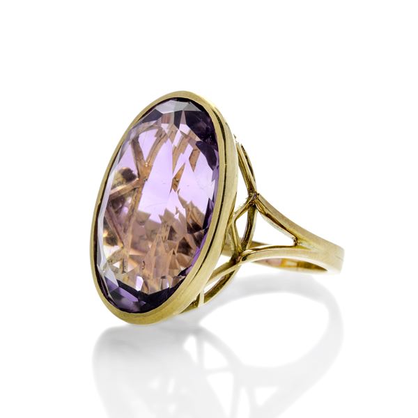 Large ring in yellow gold and amethyst