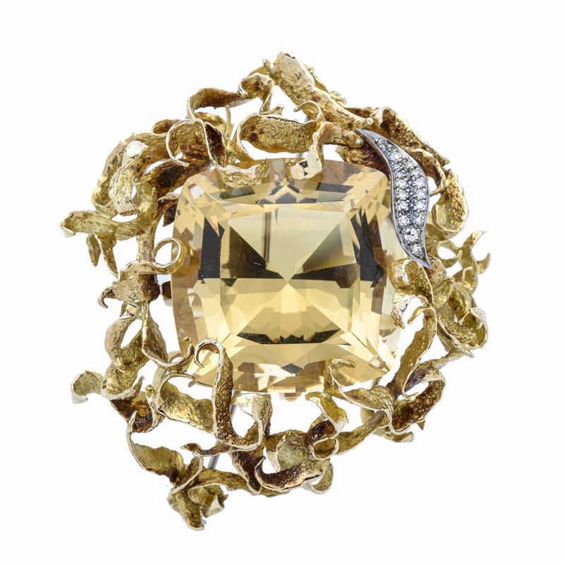 Particolare spilla in oro giallo, oro bianco, diamanti e quarzo citrino naturale
